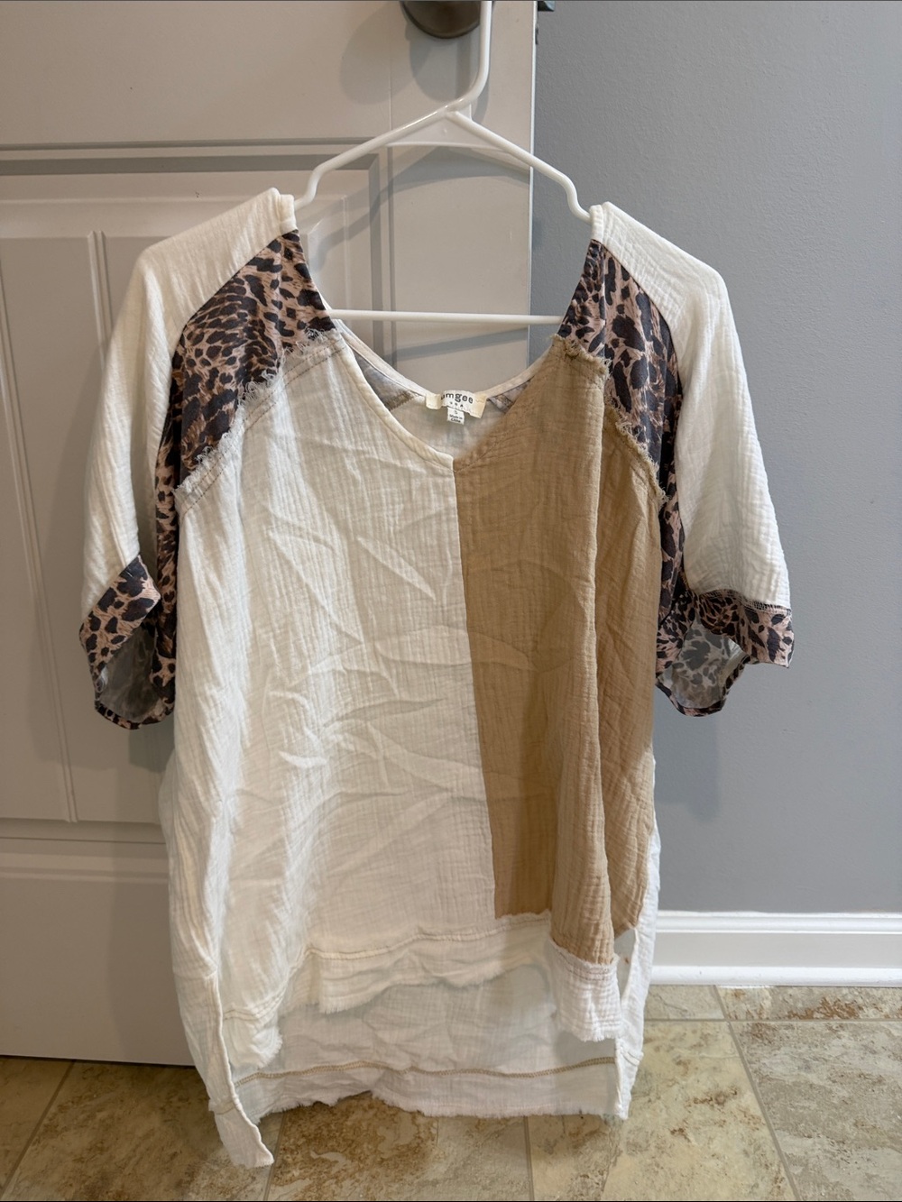 Oversized Casual Colorblock and Leopard Sleeve Women's Top - Cream & Tan